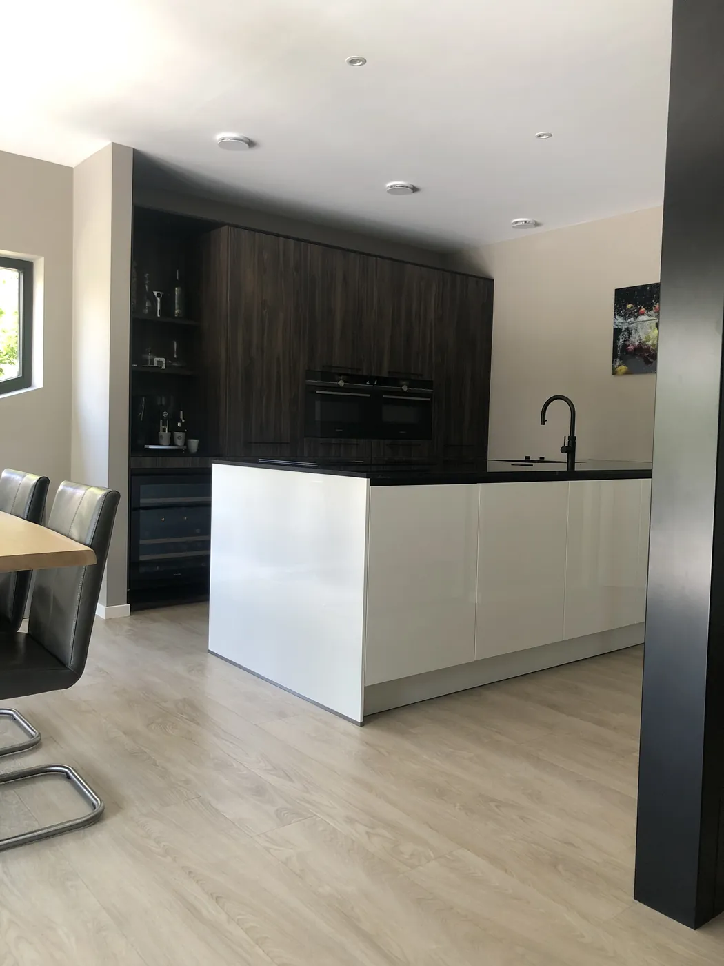 Pvc plankvloer in een open keuken met kookeiland