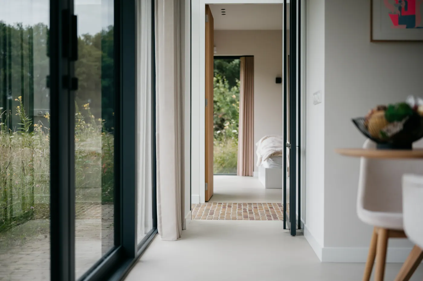 Doorkijk naar de hal bij de tuinpui