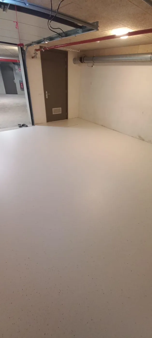Garagebox met open sectionaaldeur en epoxyvloer