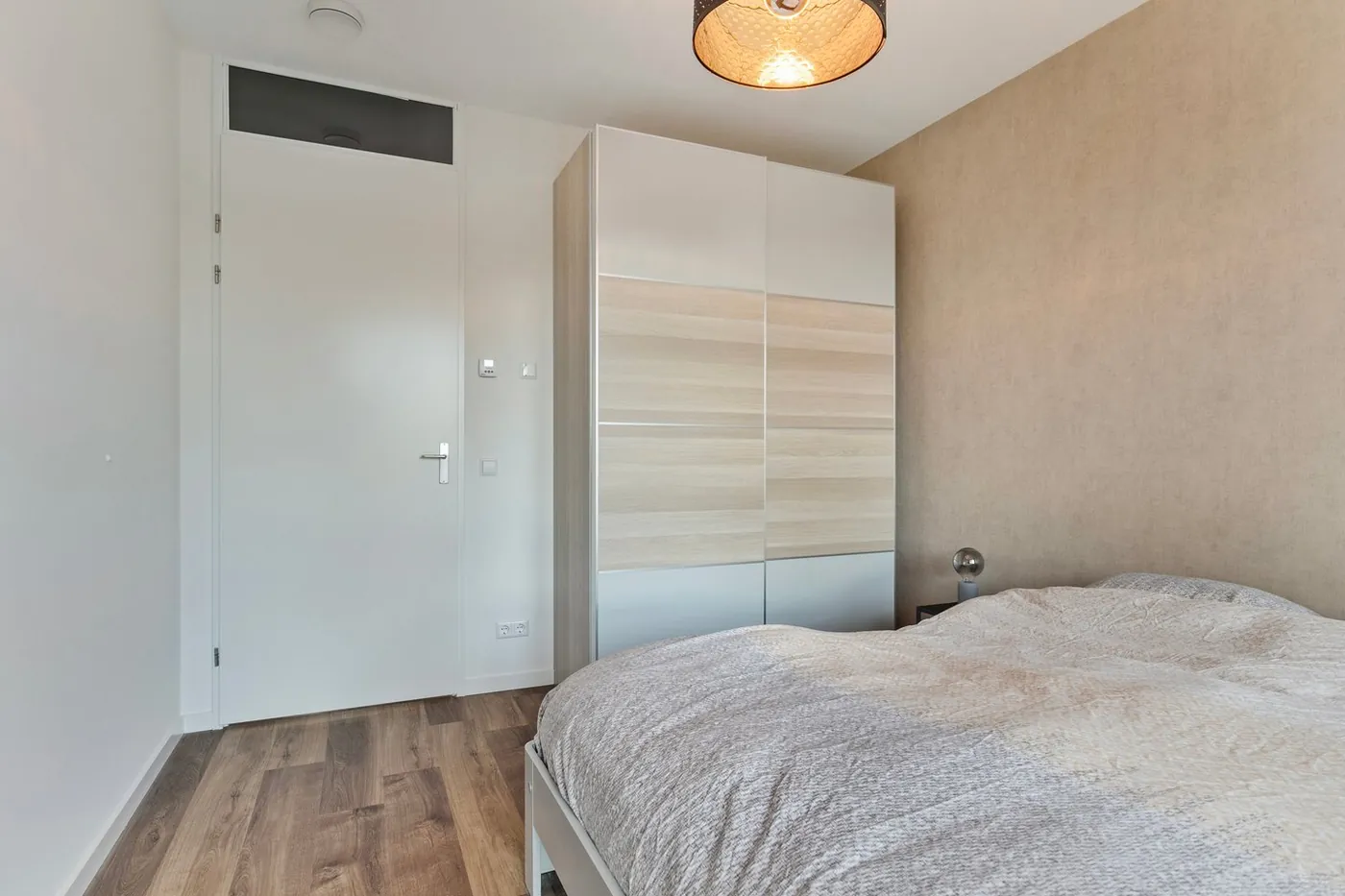 Warme eiken pvc vloer met houten kledingkast