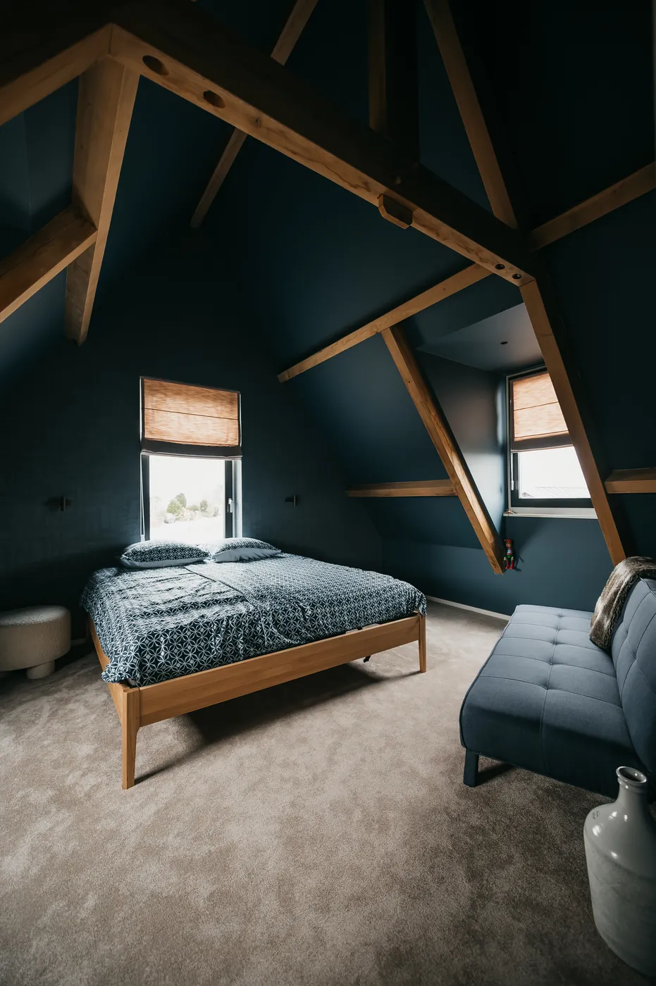 Slaapkamer met tapijt onder een eiken kap