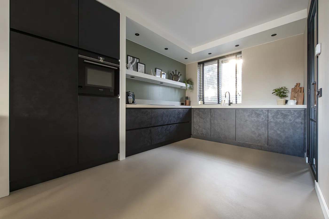 Taupe gietvloer met betonlook in de keuken