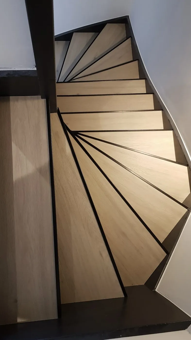 Trapgat van bovenaf met licht eiken pvc-treden