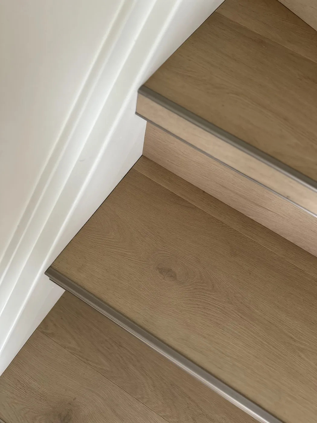 Detail van trapbekleding met neusprofiel op de trede