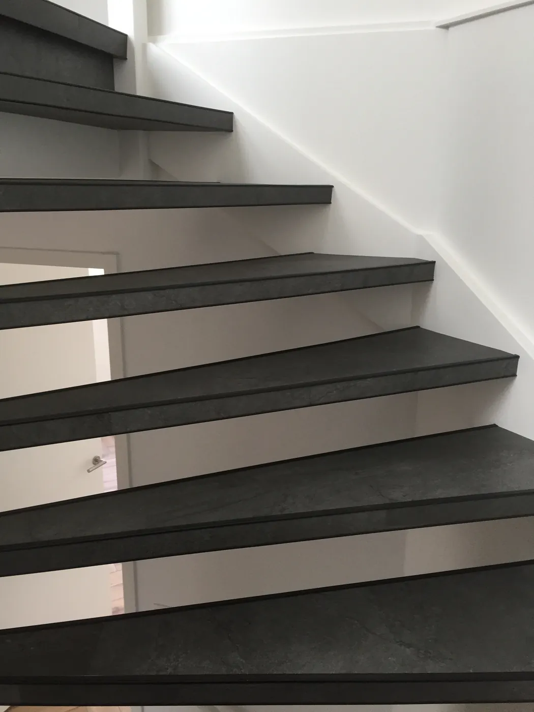 Trapbekleding in antracietkleurige steenlook op de treden