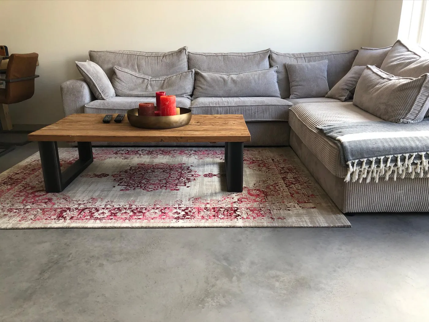 Gewolkte betonlook PU gietvloer in een woonkamer