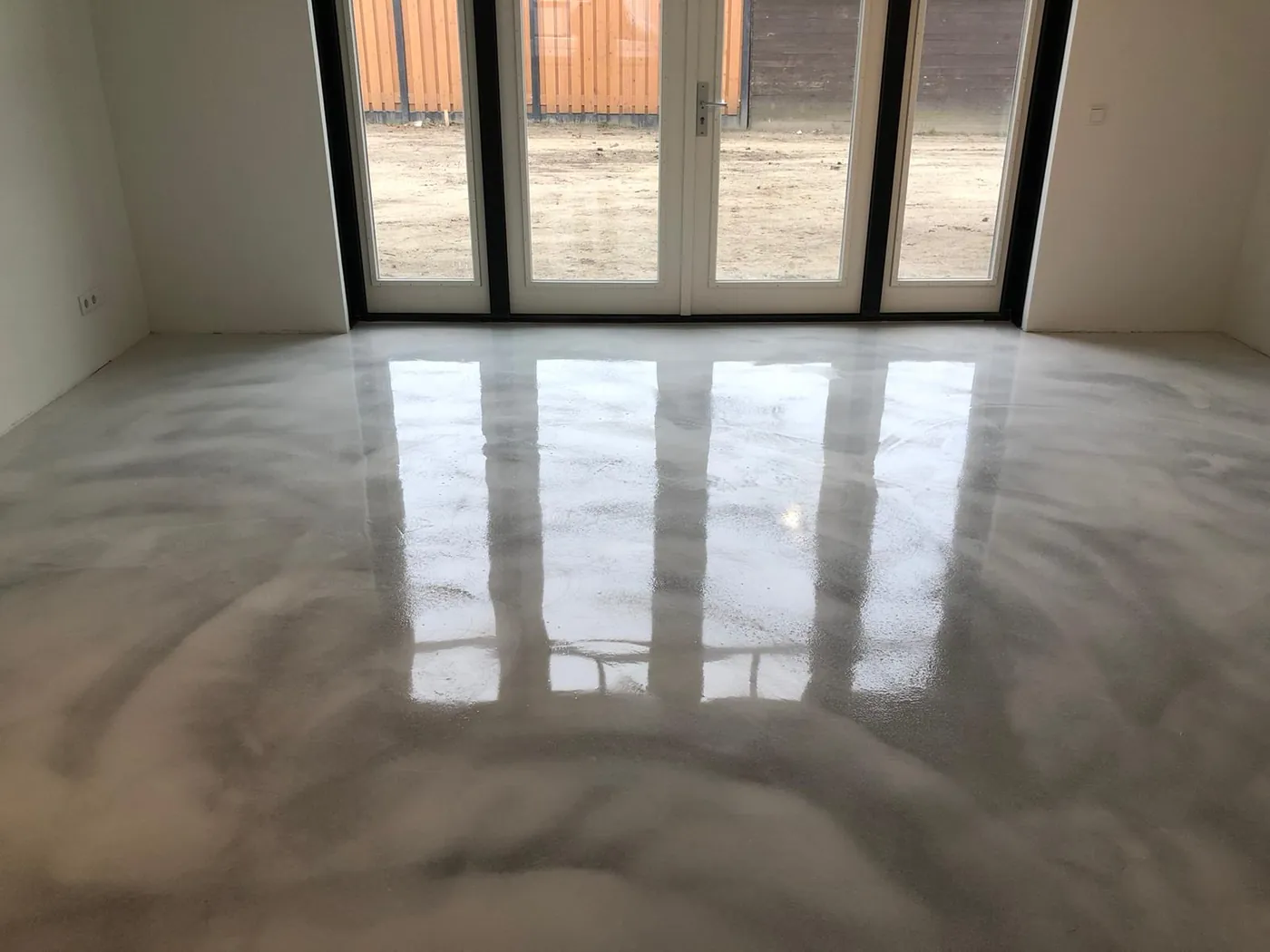 Betonlook gietvloer naast de effen uni uitvoering