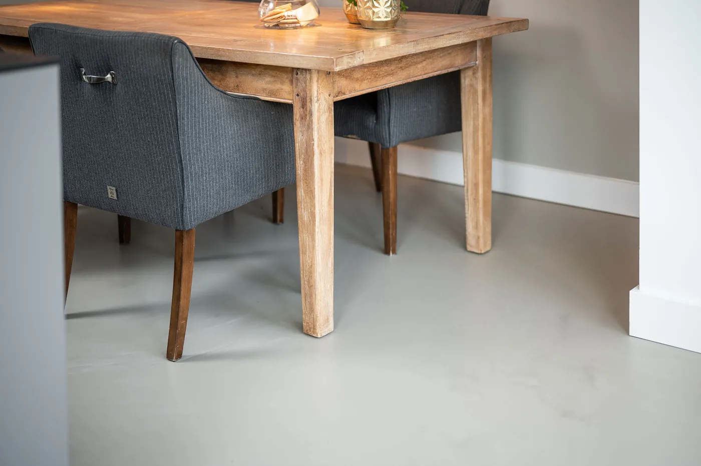 Egale afwerking van een uni gietvloer onder een eettafel