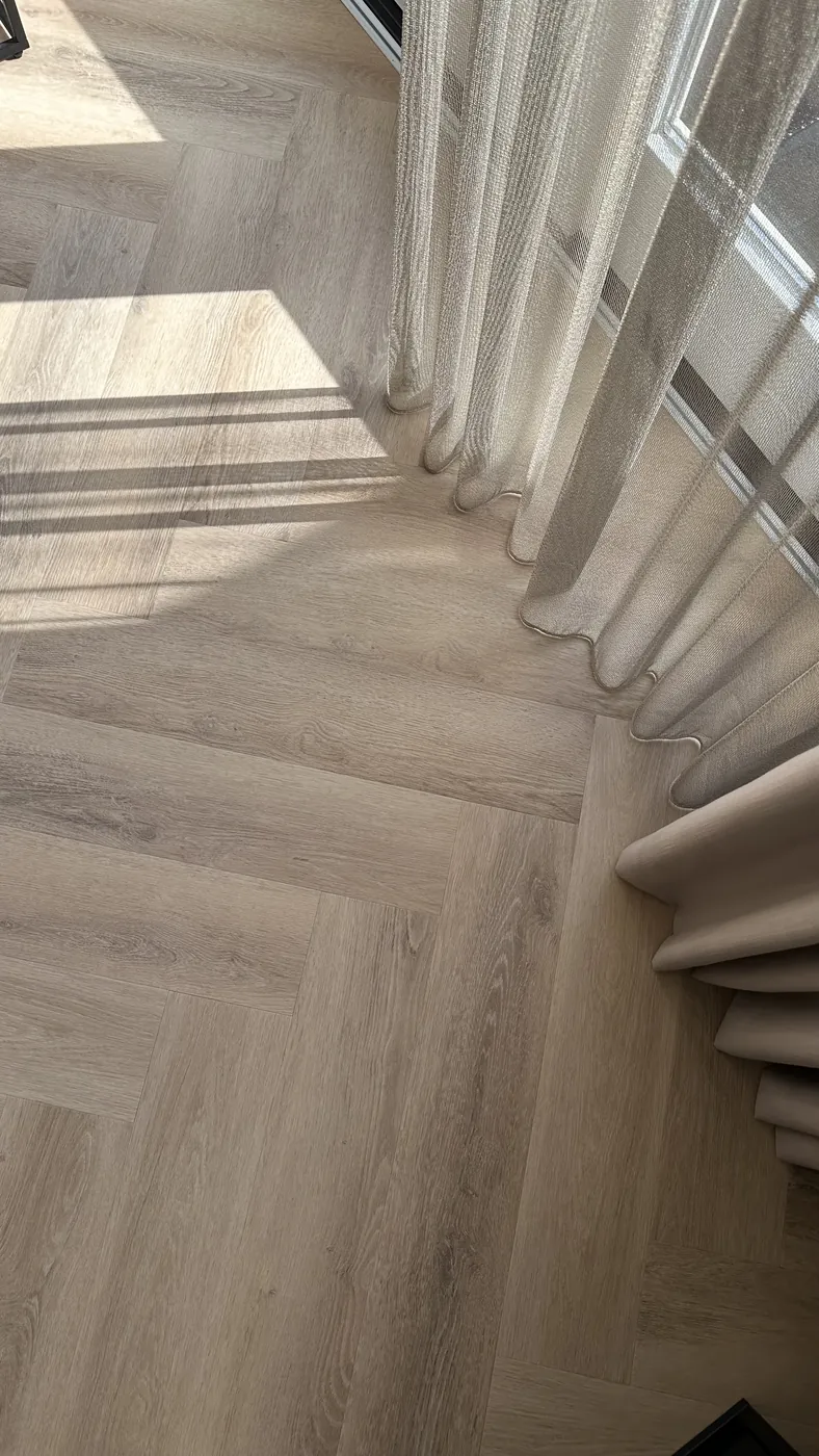 Strijklicht op licht eiken visgraat pvc vloer