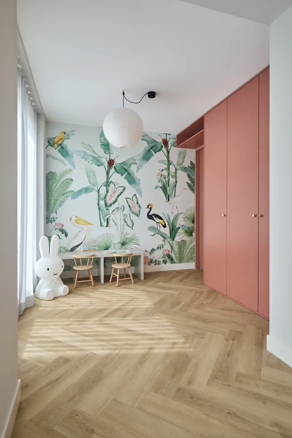 Kinderkamer met junglebehang op visgraat pvc vloer