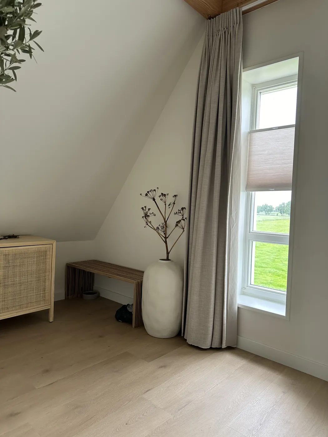 Hoek van slaapkamer met pvc plankvloer en zitbank