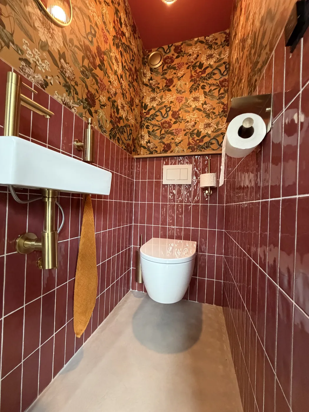 Gietvloer loopt door van slaapkamer naar badkamer