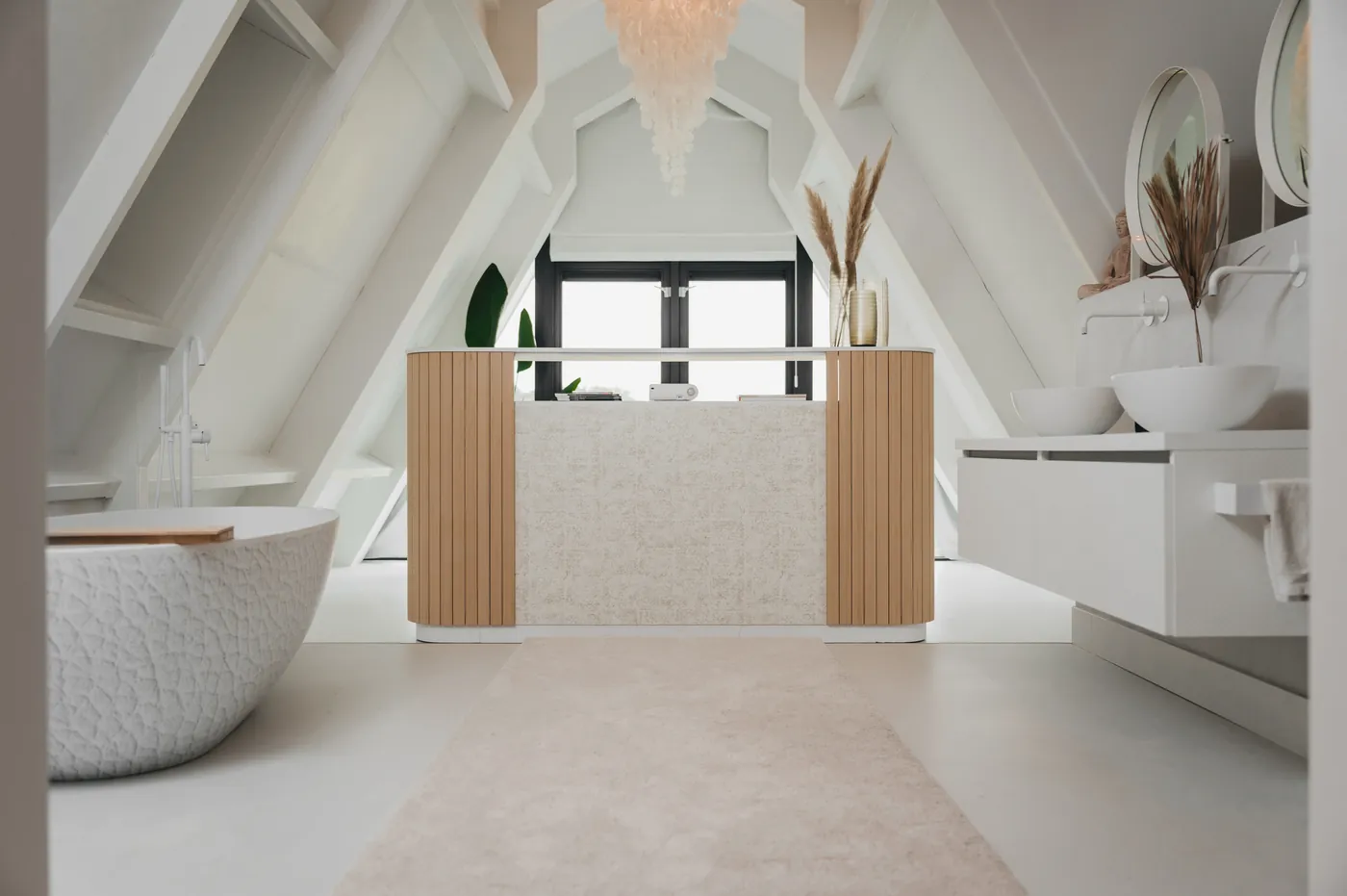 Witte gietvloer in badkamer met vrijstaand bad