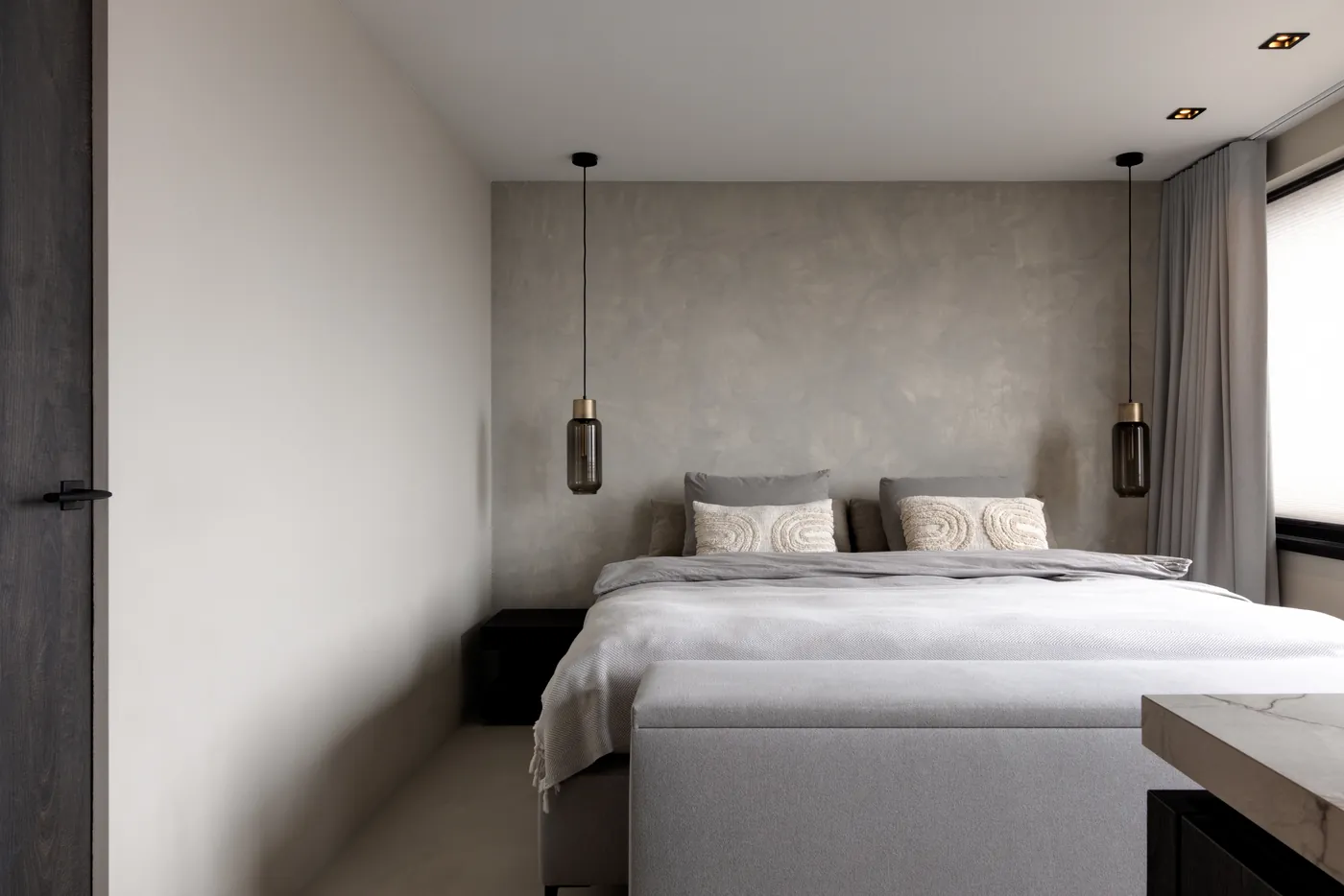 Zandkleur gietvloer in een gestylede slaapkamer